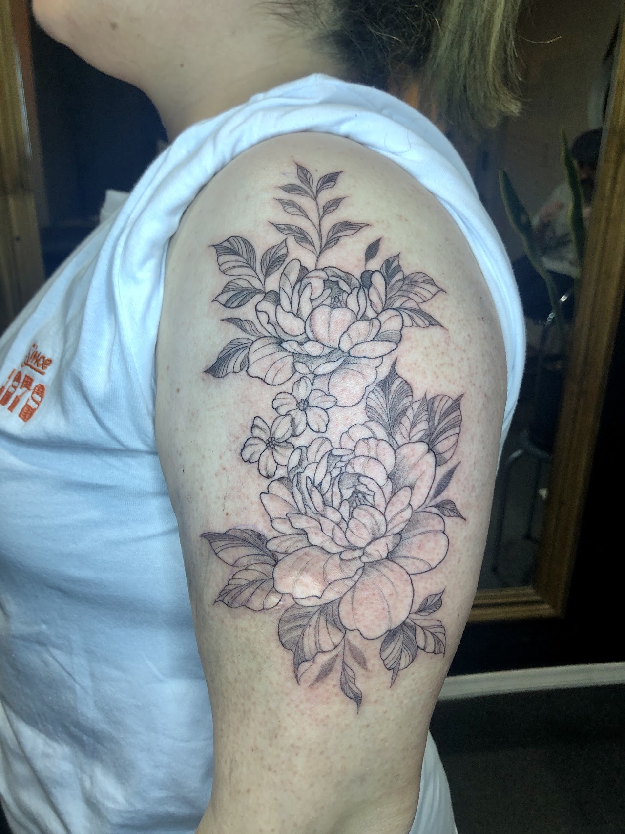 Tatuaje floral realizado en Flor Rosa Tattoo