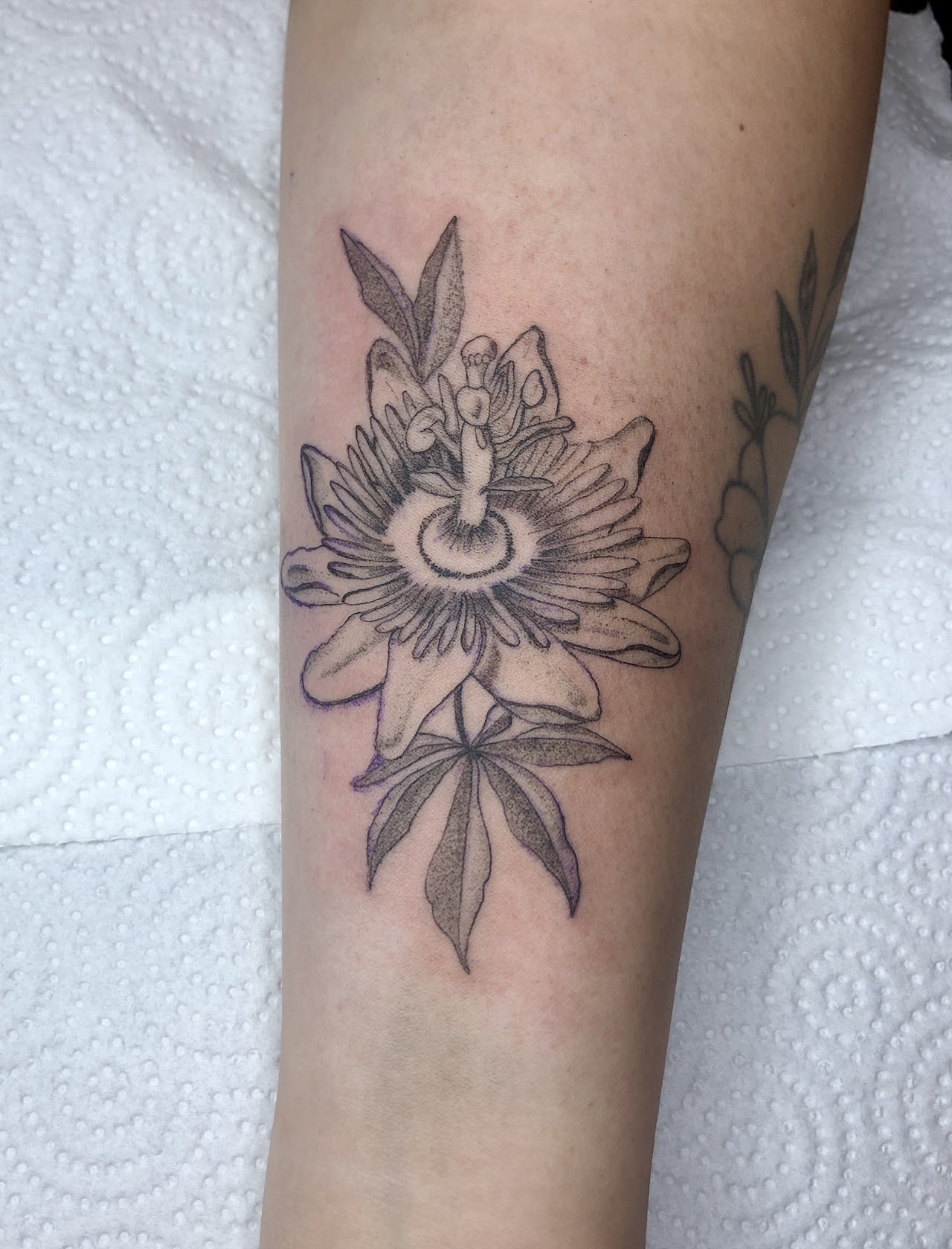 Tatuaje de flor de la pasión realizado en Flor Rosa Tattoo